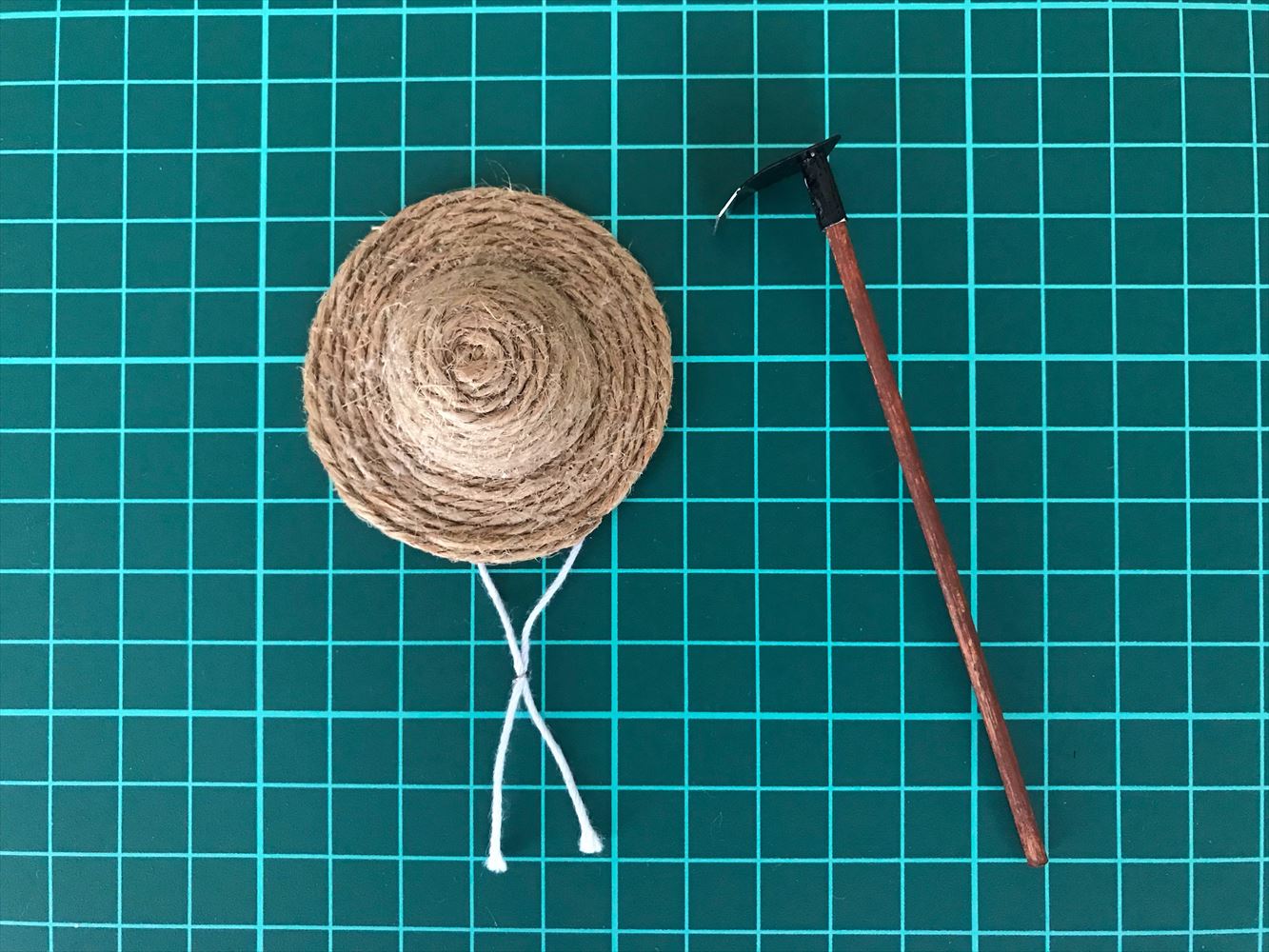 麻ひものミニチュア麦わら帽子の作り方と鍬の紹介 Saluton Mondo 和花の作業部屋