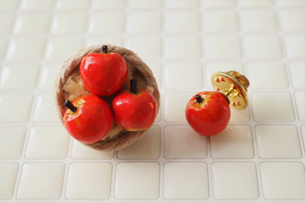 【石塑粘土】ミニチュアかご入りリンゴのピンバッジの作り方
