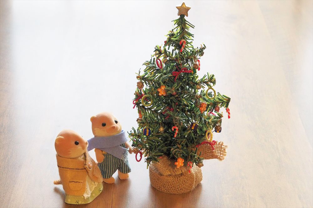 【ミニチュア】クリスマスツリーオーナメントとダイソーミニツリー-シルバニアファミリー